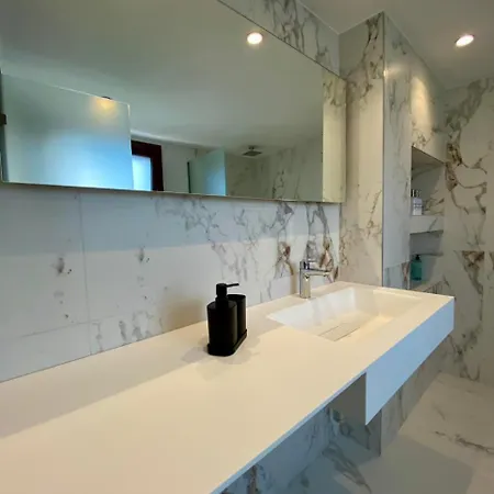 D House 2 يميناريا